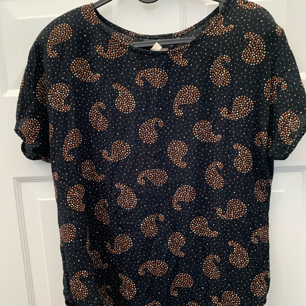 Short sleeve shell. Carole little